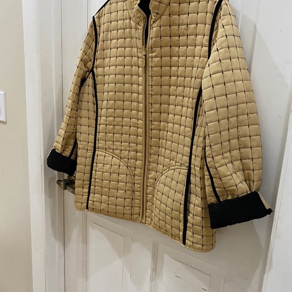 Tan/black quilted reversible jacket, size medium - Picture 5 of 8
